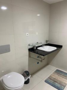 普拉亚NICE DUPLEX, PRAIA的白色的浴室设有卫生间和水槽。