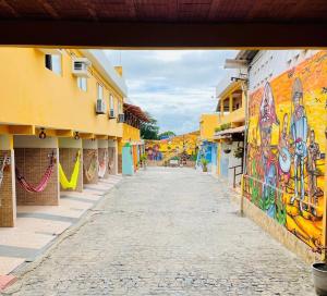 MaricotaPousada Maria Bonita Abreu e Lima的建筑物两侧有涂鸦的街道