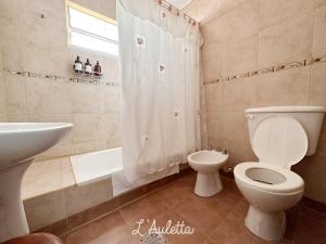 卡法亚特L' Auletta的一间带卫生间和水槽的浴室