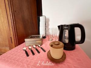 卡法亚特L' Auletta的一张桌子上配有粉红色桌布和咖啡壶