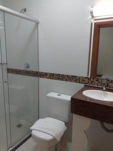 阿雷格里港马特兹广场酒店的带淋浴、卫生间和盥洗盆的浴室