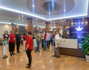 太原省Khách sạn Crown - Gần đại học Nông Lâm TN的一群人站在商店大厅里