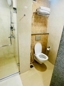 Kazhakuttam金吉尔特力凡德鲁姆酒店的一间带卫生间和淋浴的浴室