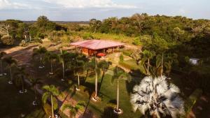 圣何塞德尔瓜维亚雷Casa Campestre Reina María的棕榈树房屋的空中景致