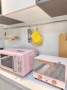 头城丘海之境的厨房柜台上配有粉红色的烤面包机