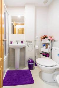 欧德鲁佐Pension Myriam O PEDROUZO的浴室配有白色卫生间和盥洗盆。