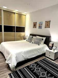 纳布勒Luxury villa with a heated indoor pool and direct access to the beach的卧室配有一张白色大床和地毯。