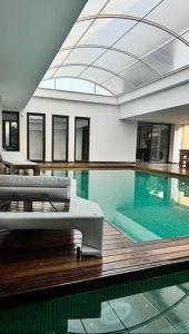 纳布勒Luxury villa with a heated indoor pool and direct access to the beach的一座游泳池,