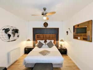 圣康坦拉菲乐齐酒店的一间卧室配有一张床和吊扇