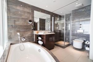 多特蒙德爱威Spa酒店的带浴缸、水槽和淋浴的浴室