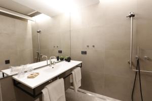 伊佐拉FLORAMARE HEALTH RESORT的一间带水槽和淋浴的浴室