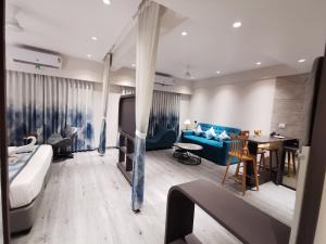 苏拉特Hotel The Excellency的酒店客房设有床和客厅。