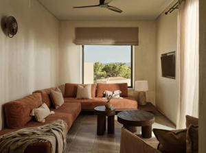 利萨基亚Pierros Verde的带沙发和电视的客厅