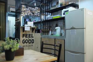 曼谷Feel good pinklao的厨房配有桌子和冰箱