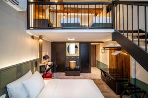 阿姆斯特丹Mister Highland Hotel的阁楼卧室设有一张床和一个楼梯