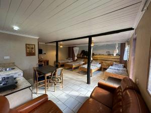 奈瓦沙Villa -Guesthousejane & Apartments的客厅配有沙发和桌子