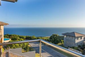 克尼斯纳Luxury Views + Excellence - Pezula no Loadshedding的阳台享有海景。