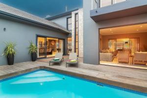 克尼斯纳Luxury Views + Excellence - Pezula no Loadshedding的房屋旁带游泳池的房子