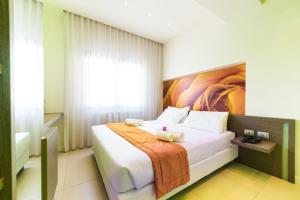 Musile di Piave卡拉露娜酒店的一间卧室配有一张壁画床