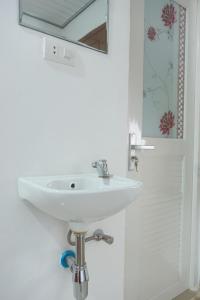 KedatonTera Guest House的浴室设有白色水槽和镜子