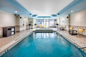 米西索加水牛城机场万豪费尔菲尔德客栈的在酒店房间的一个大型游泳池