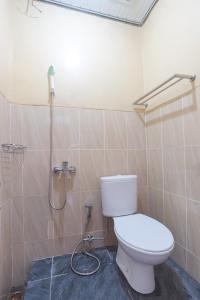 KedatonTera Guest House的一间带卫生间和淋浴的浴室