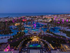 沙姆沙伊赫Rixos Premium Seagate - Ultra All Inclusive的夜间享有度假村的空中景致