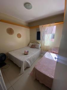 马塞约MEU CANTINHO: ACONCHEGO E AMOR的一间卧室设有两张床和窗户。