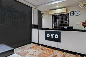 加尔各答OYO Flagship Divya Jyoti Inn Near RDB Cinemas的接待处有aiya标志的办公室