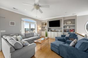 霍尔顿海滩Bird's Nest的客厅配有两张沙发和一台电视机