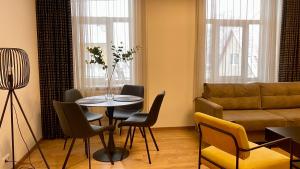 塔尔图Kastani Factory Apartments的客厅配有桌椅和沙发