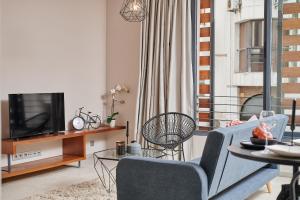 卡萨布兰卡Stayhere Casablanca - Gauthier 3 - Urban Residence的带沙发和电视的客厅