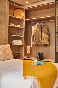 卡萨布兰卡Stayhere Casablanca - Gauthier 3 - Urban Residence的一间卧室配有一张黄色毯子床