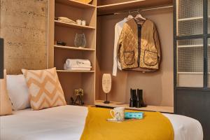 卡萨布兰卡Stayhere Casablanca - Gauthier 3 - Urban Residence的一间卧室配有一张黄色毯子床