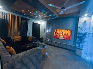 伊斯兰堡The Choice of families APARTMENTS的客厅配有沙发和墙上的电视