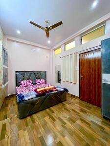 瓦拉纳西Trilok Residency - Dashashwamedh Varanasi的一间卧室配有带粉红色枕头的床。