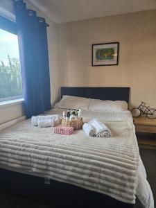 威森肖Double bedroom located close to Manchester Airport的一张带毛巾的床和一个篮子