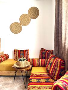 依索安Palmsurfexpo的客厅配有两张沙发和一张桌子