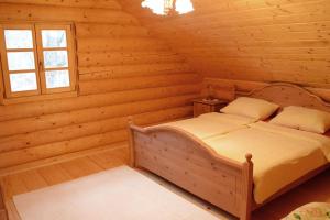 Luxury Chalet at Podlipje Estate的小木屋内一间卧室,配有一张床