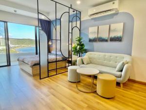 归仁TMS Quy Nhơn Sea View的客厅配有沙发和1张床
