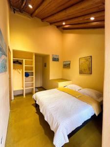 Natividade da SerraCasa Apu Honey Moon Suite Pague duas noites minimo e a terceira e brinde menos feriados的一间卧室,配有两张床