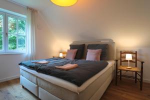 不来梅·弗格萨克Exklusives Reetdachhaus in der Bremer Schweiz的一间卧室配有一张大床和两个枕头