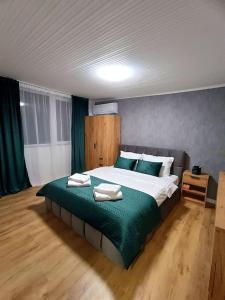 SilistraКокетен апартамент VeRa Suite的一间卧室配有一张大床和两条毛巾