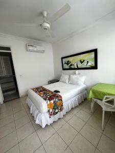 吉拉尔多特桑巴酒店的卧室配有白色的床和绿毯