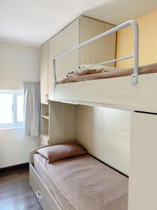 埃尔哥茨拉Juliet housing的一间卧室配有两张双层床。