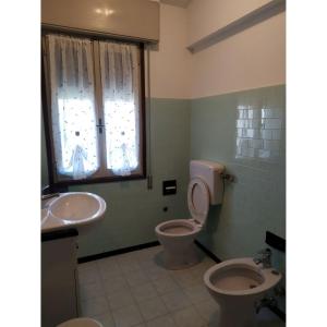 卡奥莱Bright villa with private garden - Beahost Rentals的浴室配有盥洗盆、卫生间和盥洗盆。