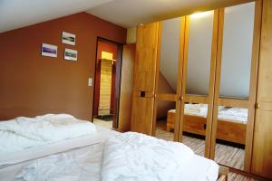 霍鲁梅尔希尔Marieke 5的一间卧室配有两张床和镜子