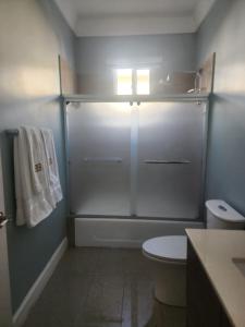 圣安斯贝Shiloh Three Bedroom Beachfront w/private access的带淋浴、卫生间和盥洗盆的浴室