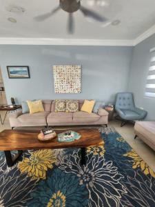 圣安斯贝Shiloh Three Bedroom Beachfront w/private access的客厅配有沙发和桌子