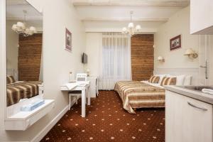 德鲁斯基宁凯阿尔特酒店的酒店客房设有两张床和盥洗盆